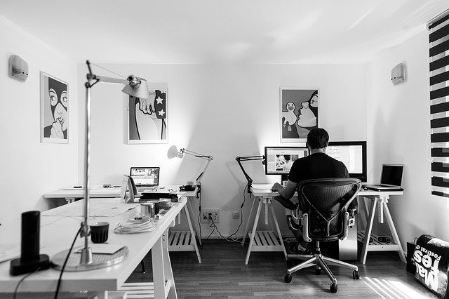 vývojář webu ve své kanceláři v černobílém